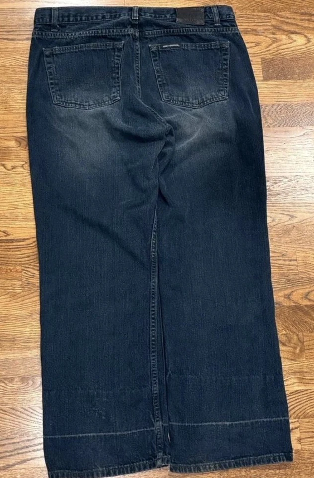 Jeans Harley Davidson folgado tamanho 36W X 30L com mancha nas pernas da calça - Imagem 3 de 4