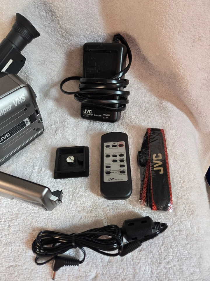 JVC GR-SXM527U Compact SVHS-C Video Camcorder Remote 400x Zoom - Image 2 of 4