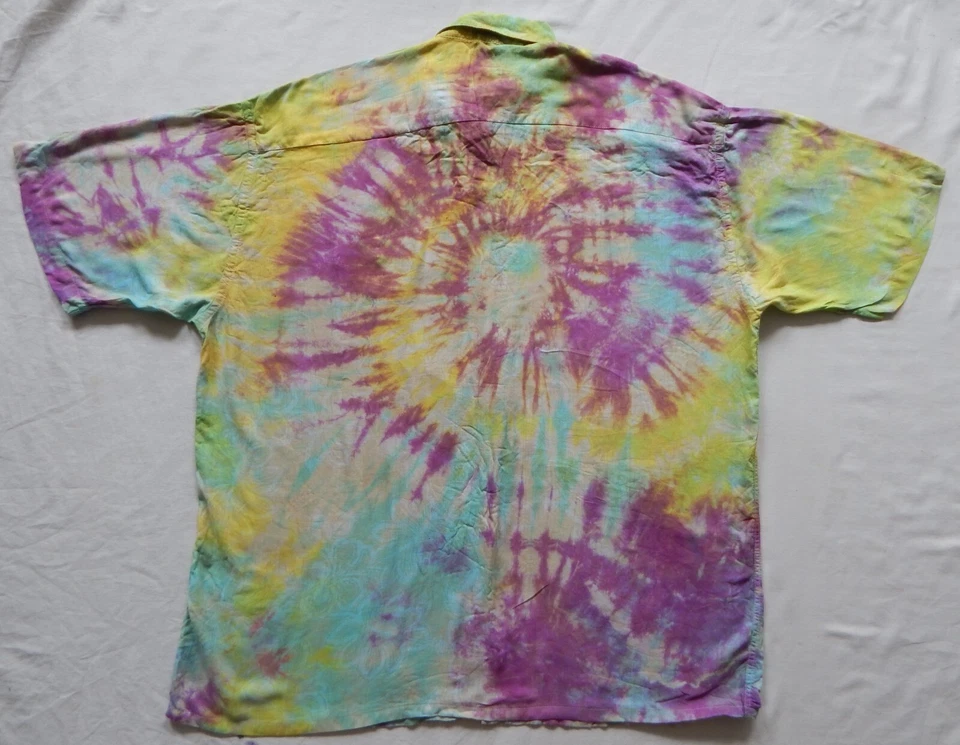 Camisa Tie Dye Púrpura Azul Manga Corta Abotonada - 2XL Para Hombres Hecha a Mano Rayón XXL Foto 2 de 4