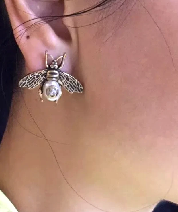 Icónicos Pendientes GUCCI Metal Dorado Envejecido Gucci Abejas con Perlas Blancas y Logo GG Foto 2 de 4
