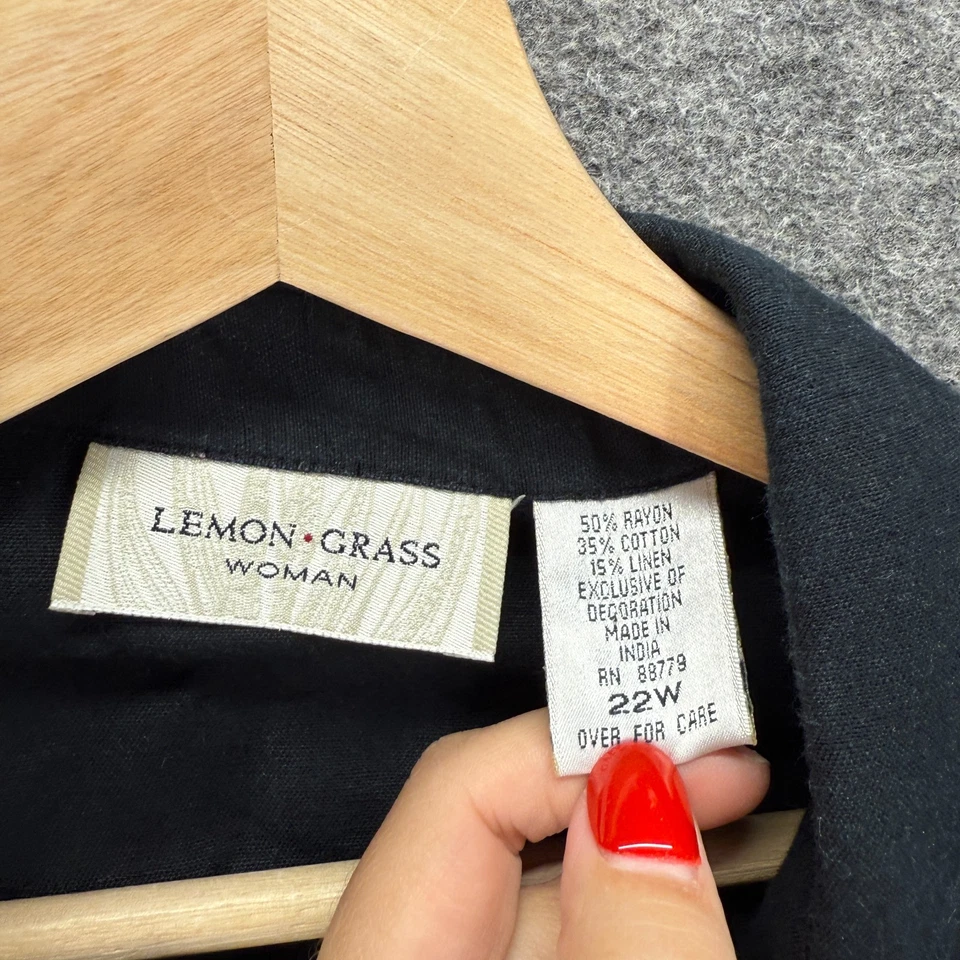 Camisa feminina Lemon Grass 22W plus preta com colarinho abotoado linho manga curta - Imagem 3 de 4