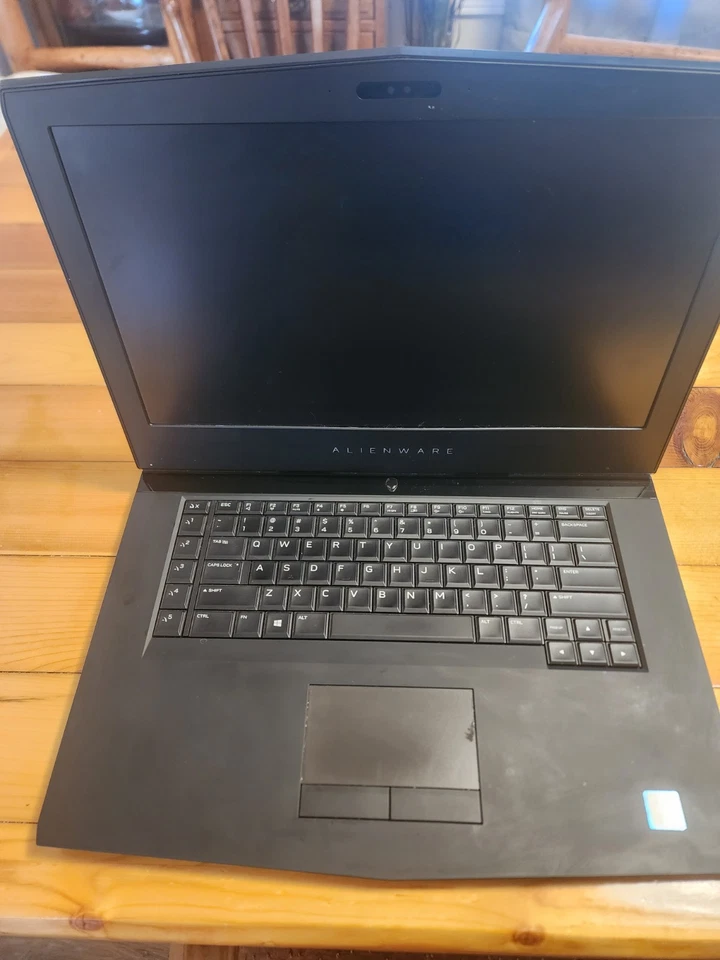 Laptop para juegos Dell Alienware 15 R3 i5-7300HQ 1 TB HDD 8 GB RAM GTX 1060 - Win 10 Foto 3 de 4