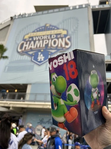 Yoshi Super Mario Los Angeles Dodgers SGA Bobblehead