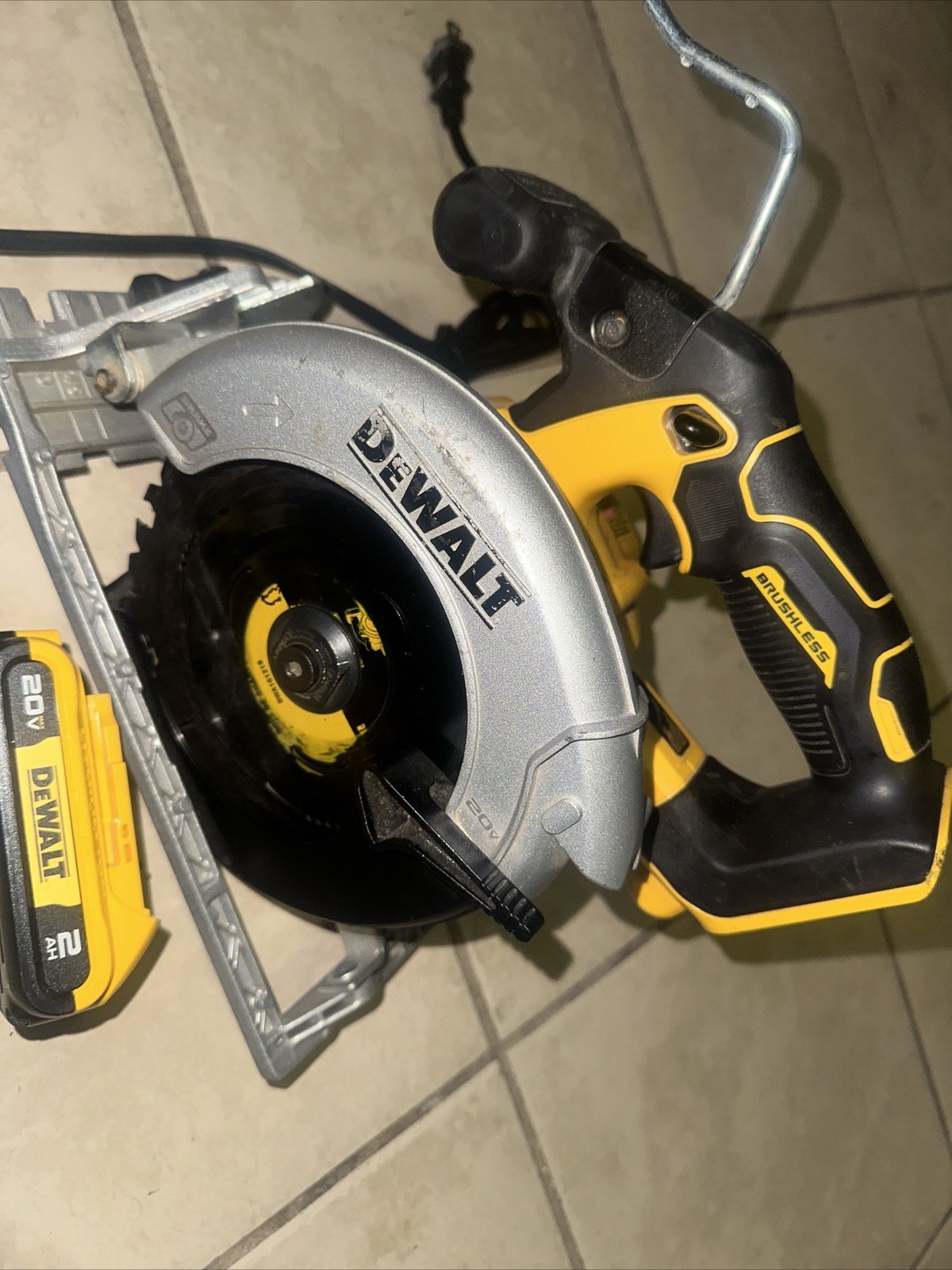 Dewalt 20V Brushless 61/2” Circular Saw (DCS565) & 2AH Battery