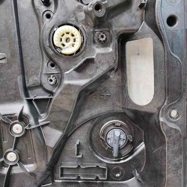 Оригинальный регулятор заднего левого окна двери для Mercedes-Benz C300 2015-2021 годов выпуска 205-730-79-04 - Изображение 4 из 4