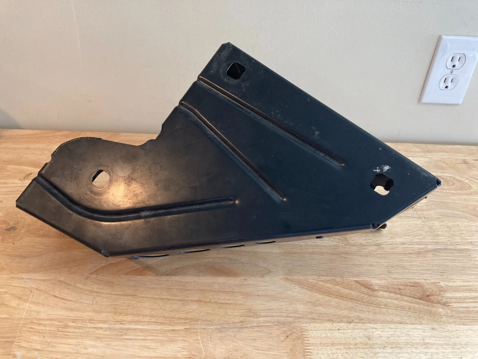 Крепежный кронштейн 2005 Porsche Carrera GT - Изображение 3 из 4