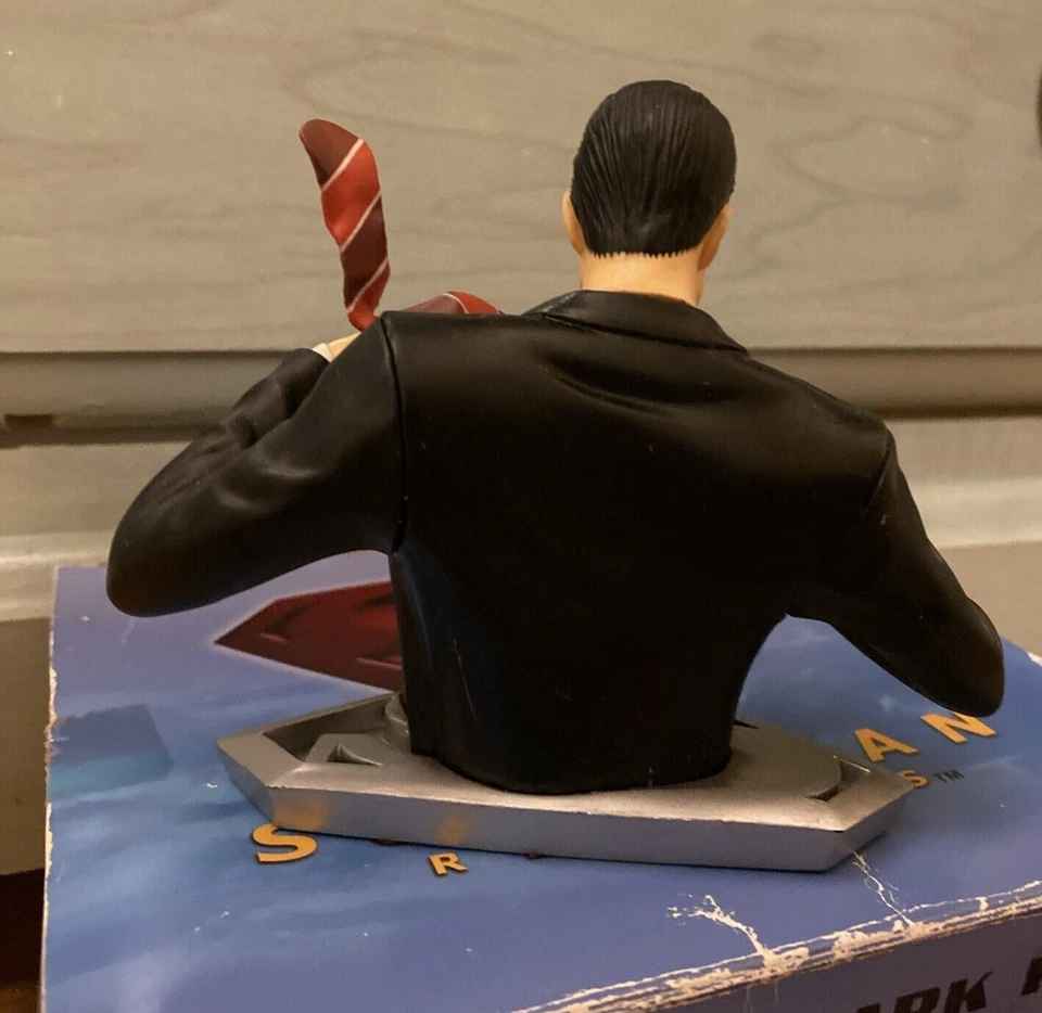 Boneco colecionável Superman Returns Clark Kent edição limitada 2006 DC Direct - Imagem 2 de 4