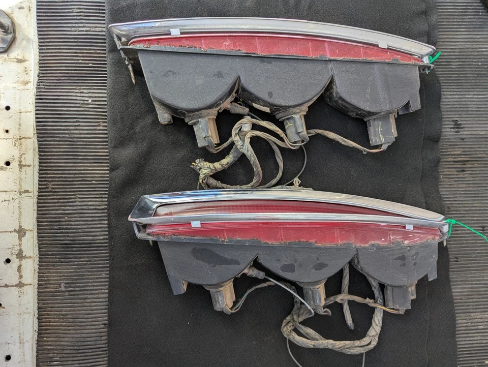 Luz trasera original OEM 94-99 Cadillac DeVille hecha en EE. UU. envío solo $10 Foto 2 de 4