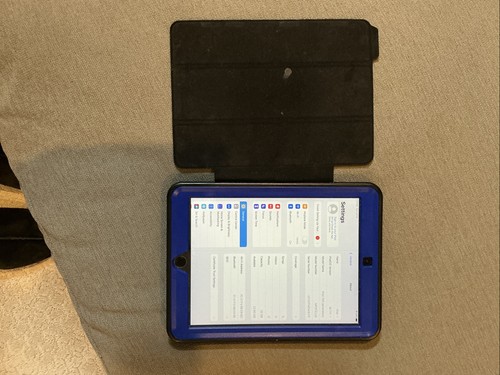 Ipad 5th Generation 32GB Wifi, Good condition- Hard Core Case - Silver - Photo 2/9