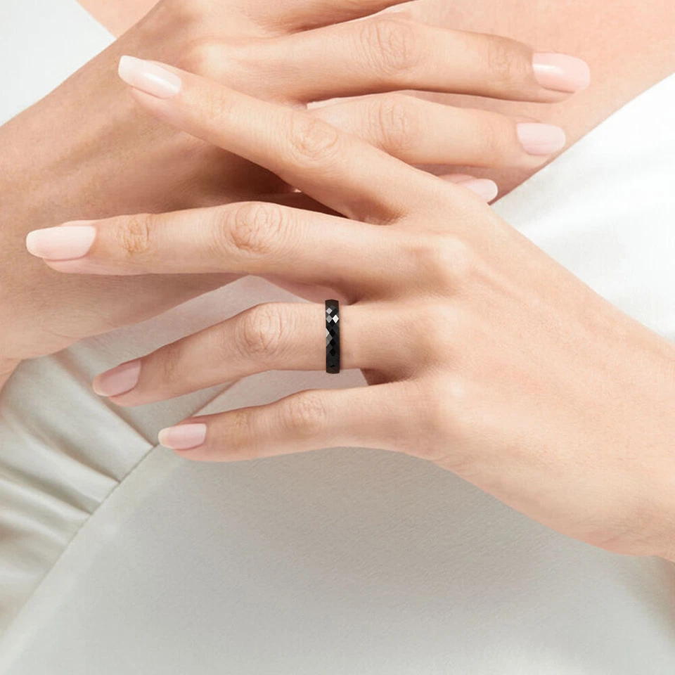 Alianza de boda de carburo de tungsteno multifacética negra de 4 mm para hombre cómoda Foto 2 de 4