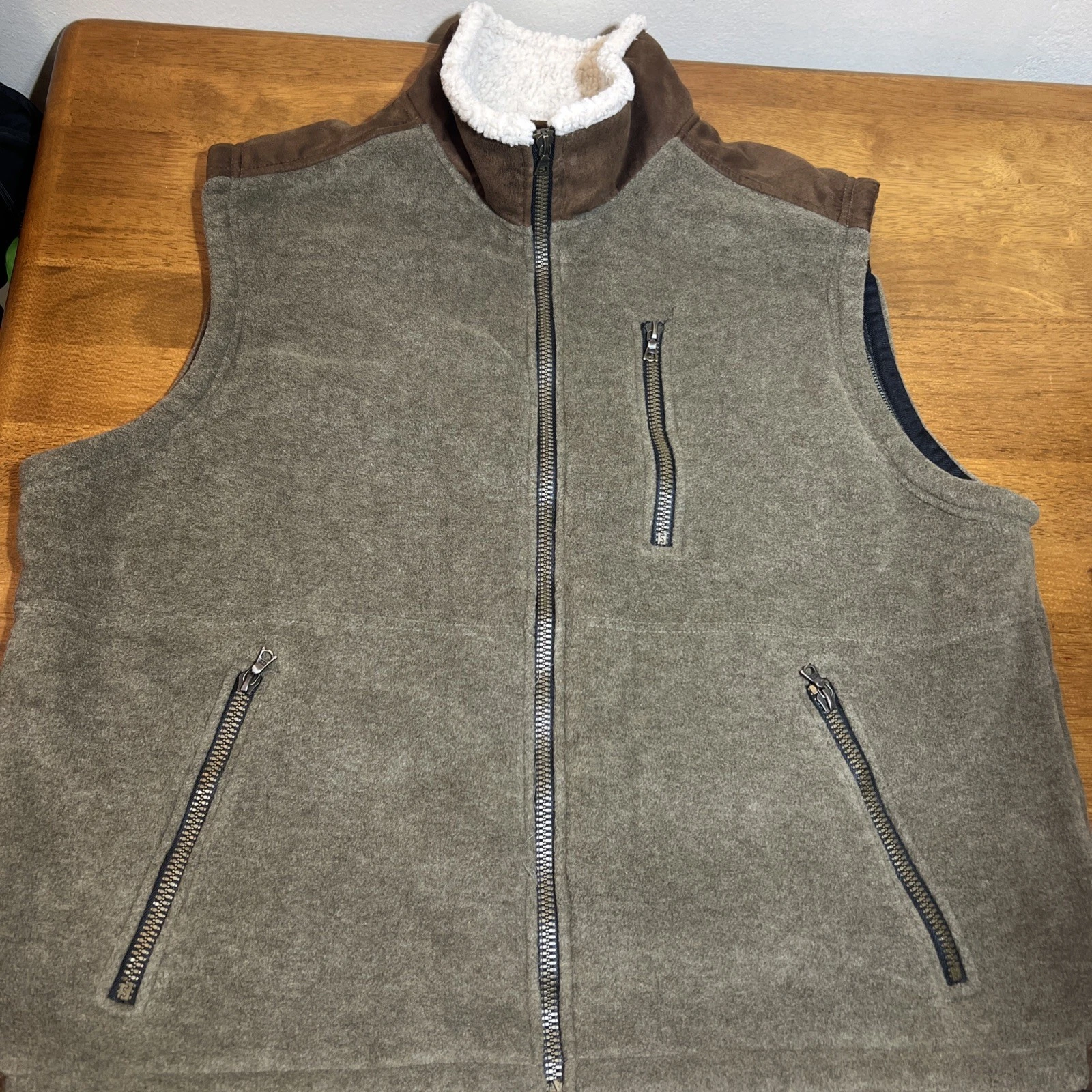 Orvis Full Zip Fleece Sherpa Collar Vest Men’s size LARGE Trendy