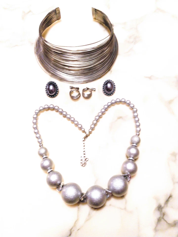 Silberfarbene Perkenkette, modischer Halsreif , zwei passende Metall-Ohrclips