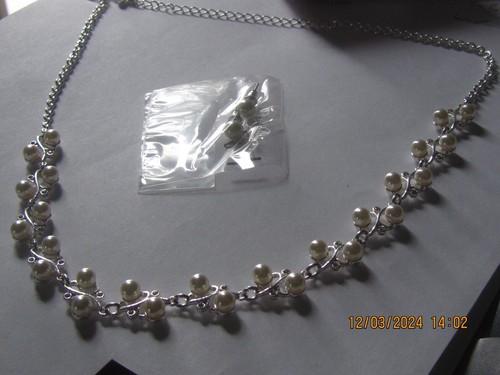 Avon Rayna Giftset - 1 X necklace, 1 x Pair of earrings