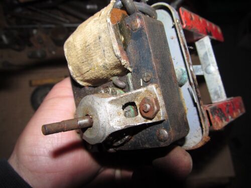 Vintage Erector Set Electric Motor / Gearbox, Wheels and Plate - Bild 3 von 4