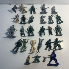 Vtg Lot of 27 Army Men Toy Soldiers Figures Plastic Assorted Sizes  Colors