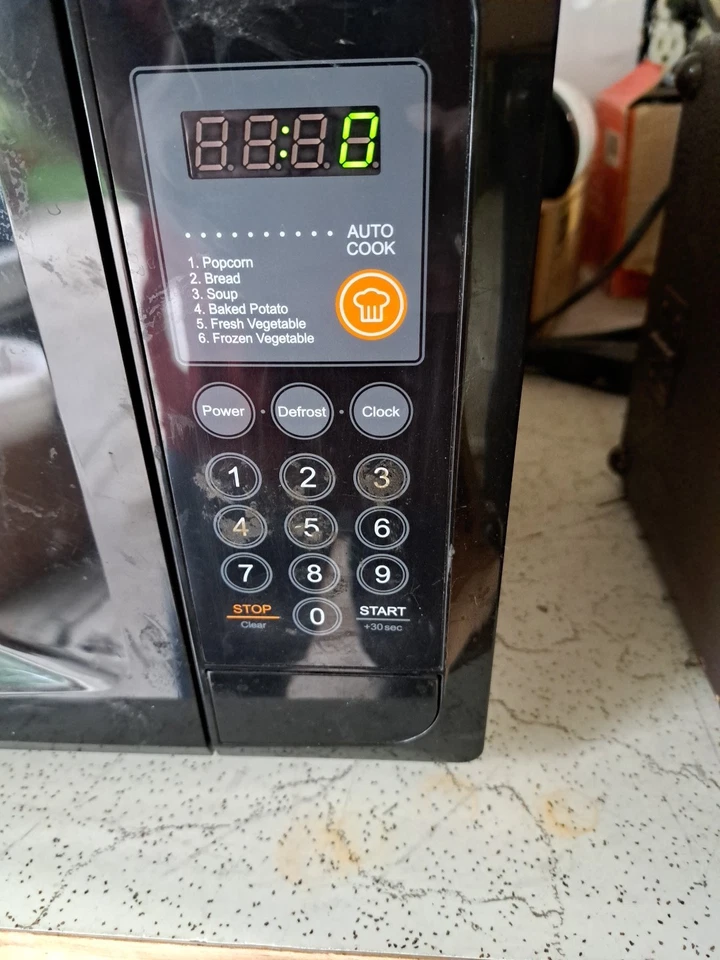 Used Magic Chef MCD770B Compact 0.7 cu. ft. Countertop Microwave 700 watts - Image 3 of 4