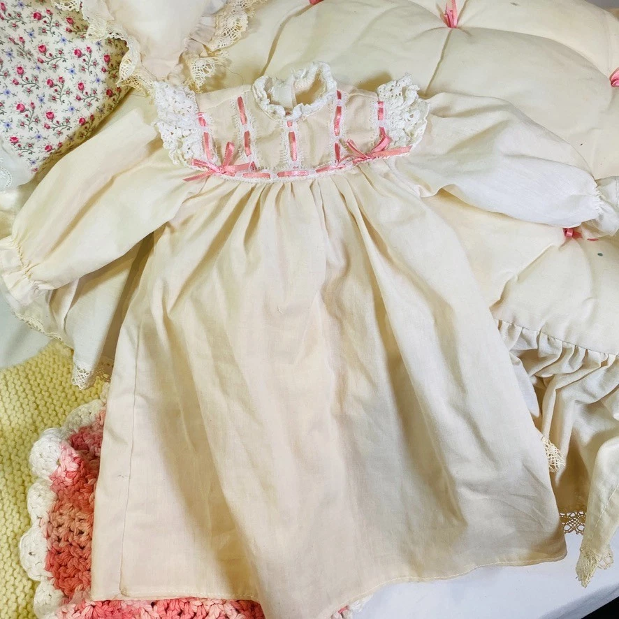 Juego de cama y ropa de cama de metal Samantha 1992 American Girl Doll de 18", camisón, alfombras Foto 2 de 4