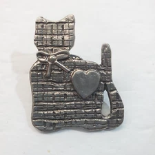 Vtg Pewter Tone Metal Cross Hatch Design Folk Art Cat w/ Heart Tack Lapel Pin