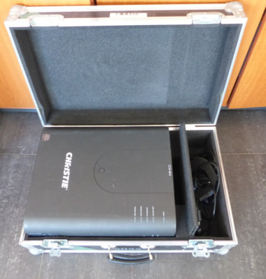 Christie LHD700 Beamer Projector im ML Case gebraucht #700 R
