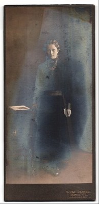 Fotografie W. Taubmann, Pirna a. E., Jacobäerstr. 6, Junge Dame im Kleid mit Bu 