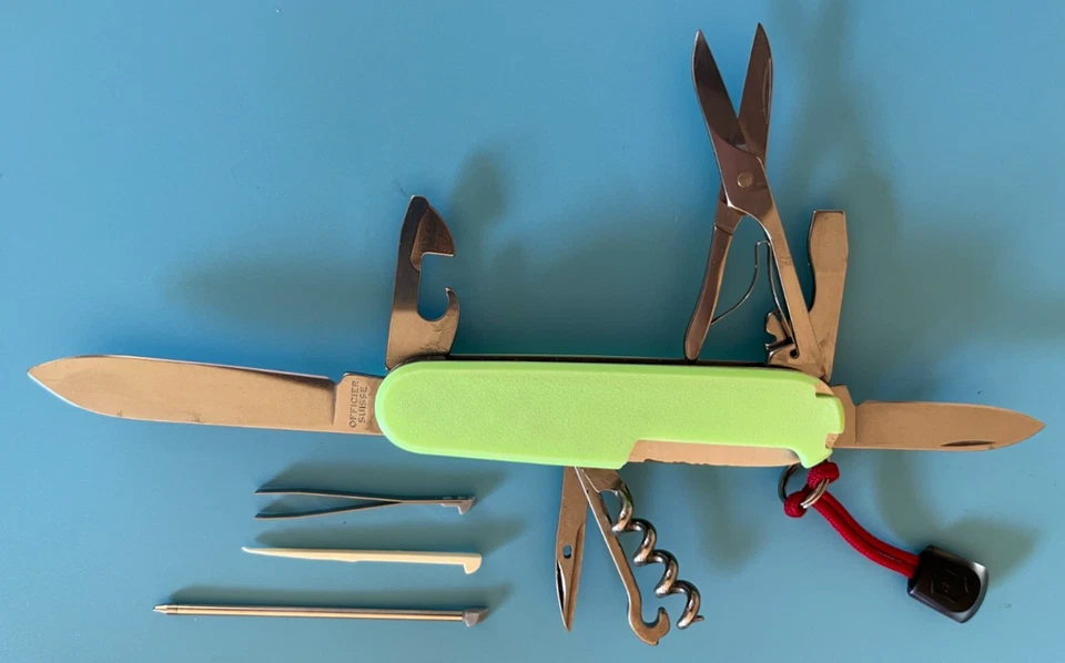 Navaja de bolsillo Victorinox Custom Multitool Plus 91 mm 13 herramientas - glo-n-dark lime Foto 2 de 4