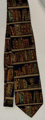 Cravate 100% Soie Alynn Neckwear - Motif Livres, Canard Et Trophée - Occasion Bon état