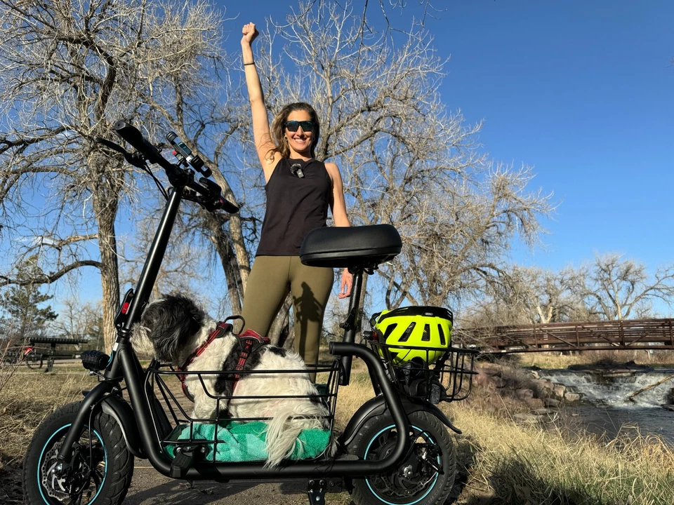 Scooter eléctrico Gyroor C1S con asiento y cesta de transporte alcance de 21 millas para mascota perro gato Foto 3 de 4