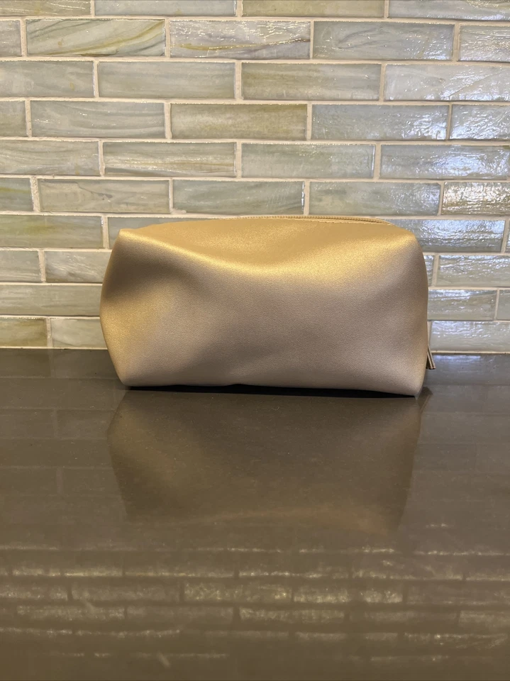 Novo! Bolsa de cosméticos BVLGARI Parfums dourada viagem primeira classe Emirates - Imagem 3 de 4