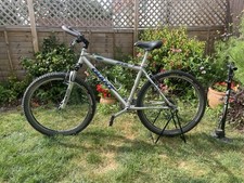 Giant ATX 830 26 in Silver/Blue Mountain Bike Front Suspension V-Brakes