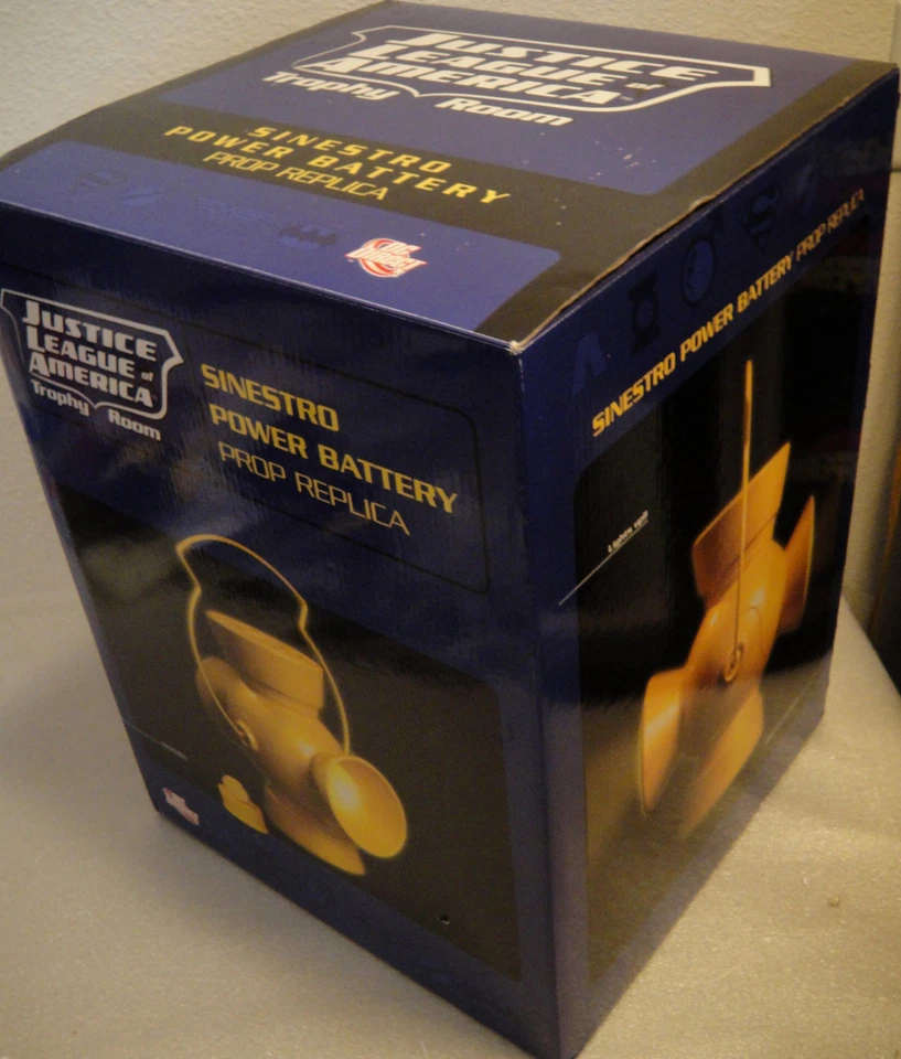 JLA TROPHY ROOM GREEN LANTERN SINESTRO YELLOW POWER BATTERY PROP Replica Statue - Image 2 of 4