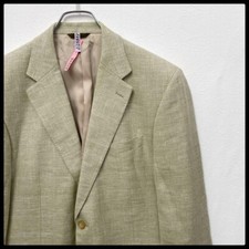 Made with the finest Loro Piana fabric, this Durban 2-button tailored jacket so