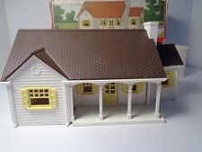 PLASTICVILLE 1 1/2 STORY RANCHER.W/BOX. COMPLETE. WHITE,BROWN,YELLOW TRIM.