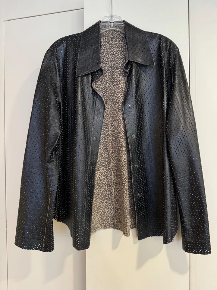 Camisa de cuero perforada con cuello reversible y cierre oculto con botón a presión Foto 4 de 4