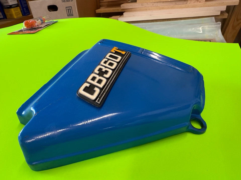 1975 honda cb360t OEM Right side cover w/ emblem - Image 3 of 4