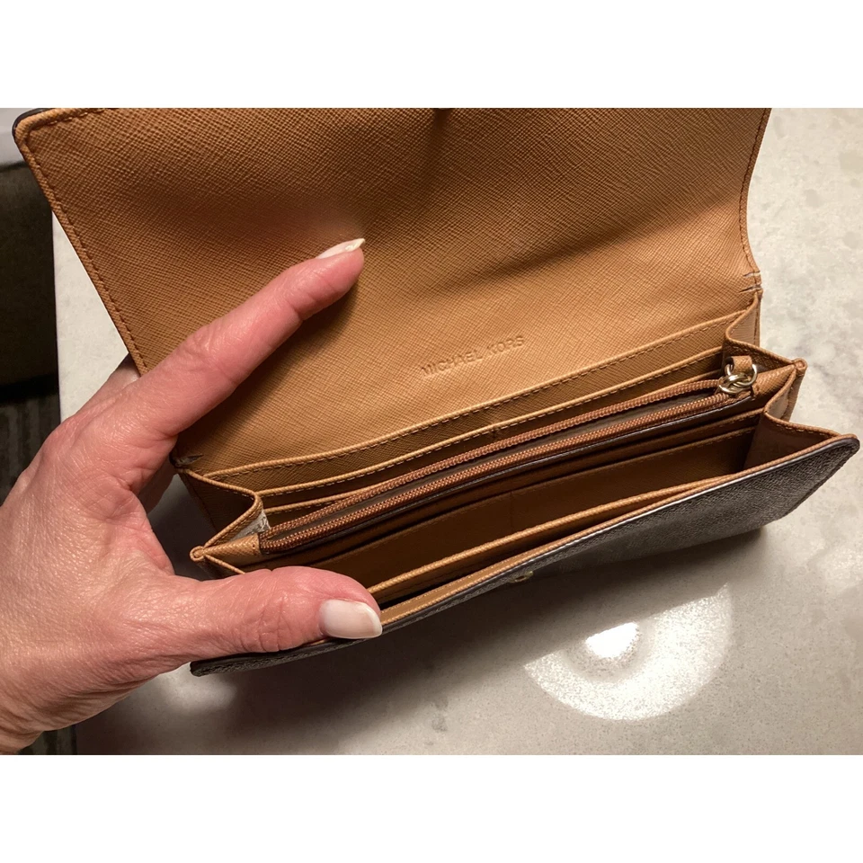 Cartera Michael Kors Marrón MK Logo Estampado Solapa Cierre a Presión Foto 4 de 4