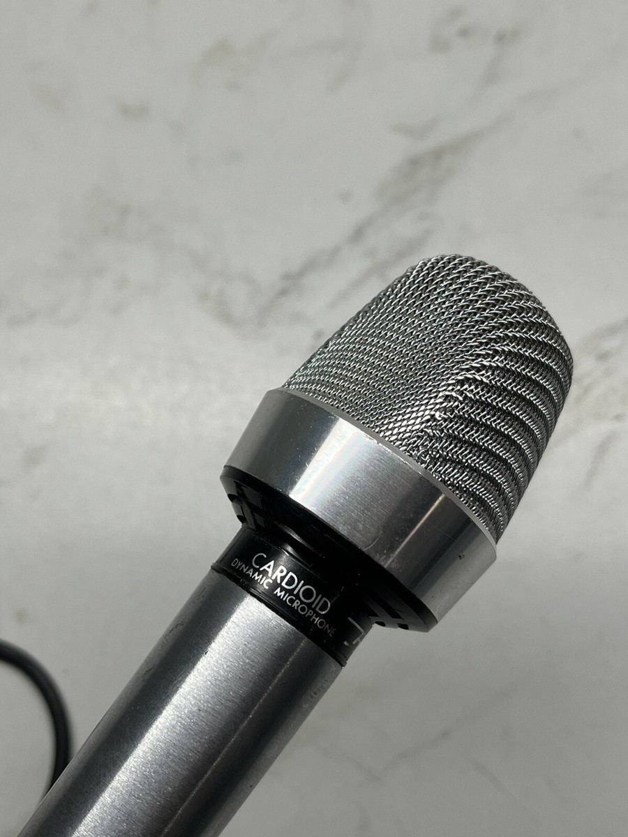 Realistic Microphone Super Cardioid Dynamic with Cable No. 33-992A