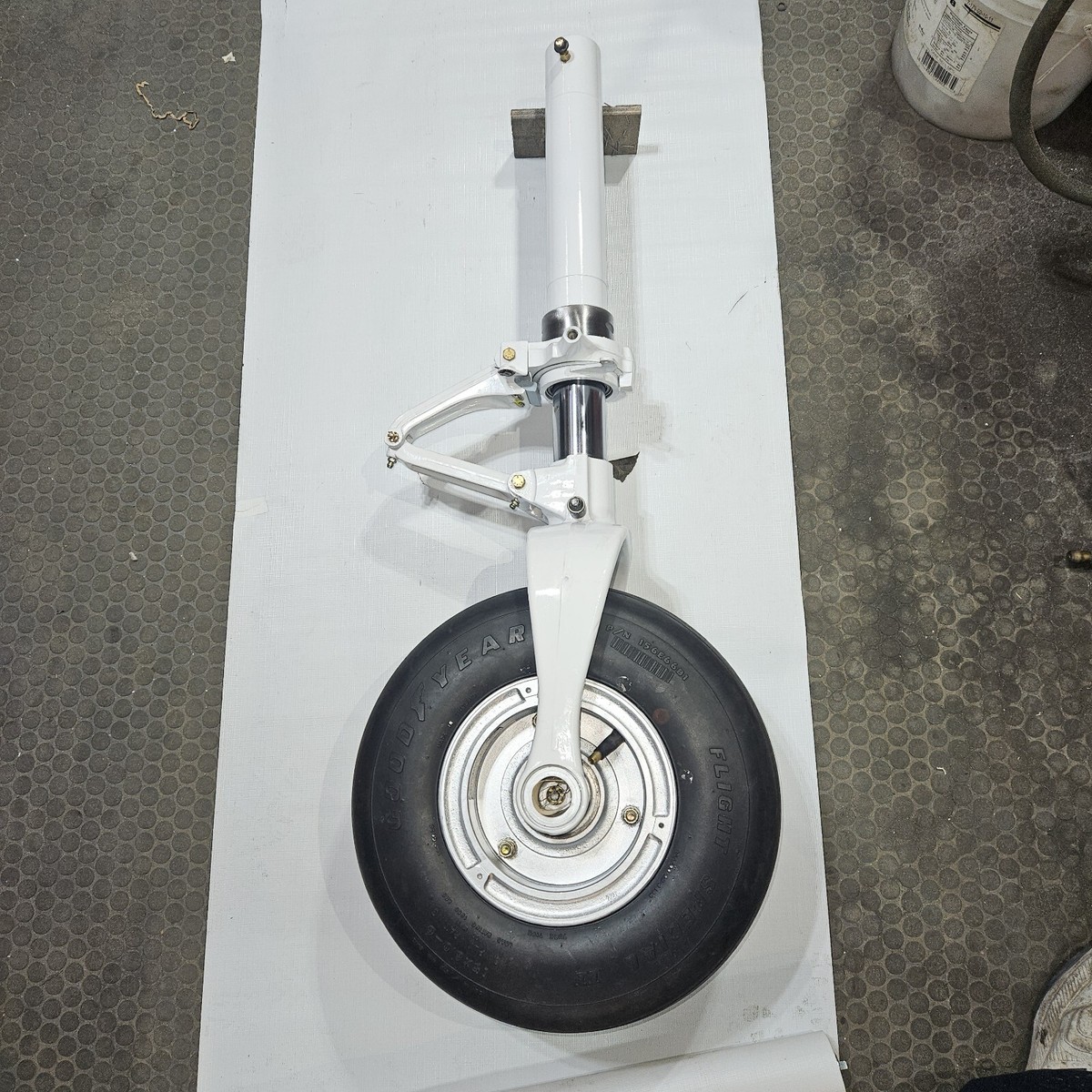 真空管　チムニー Cessna 150 NLG Strut H Duty PN 0543008-5 | 15X6X6 Wheel | 40-67A