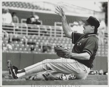 1993 Press Photo Jeff Russell slips at Red Sox Baseball Spring training, Florida