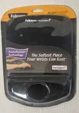 Fellowes PlushTouch Mouse Pad with Wrist Rest Foam Black 7 1/4 x 9-3/8 9252001