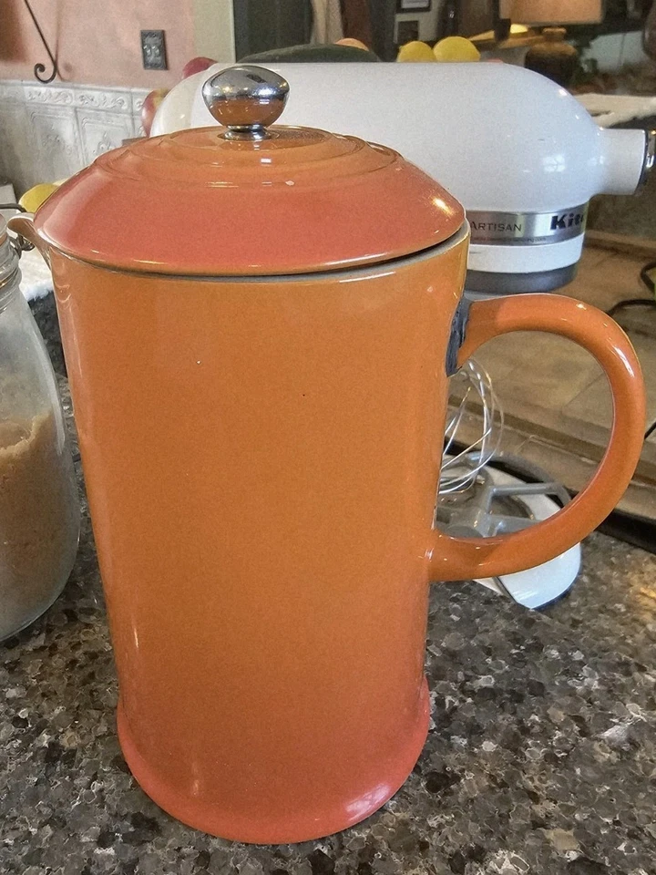 Cafeteira Le Creuset grés rara imprensa francesa 6-4 laranja chama 34 oz B - Imagem 3 de 4