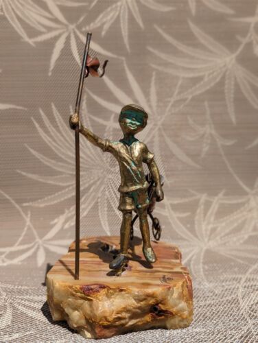 Escultura de bronce vintage firmada por Bijan - niño jugando al golf con base de mármol - Imagen 1 de 11