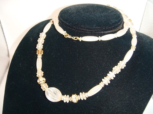 VINTAGE CARVED CLEAR WHITE LUCITE BEAD NECKLACE RHINESTONE INSERTS ESTATE - Picture 10 of 12