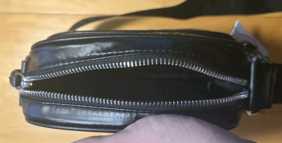 Bandolera negra nueva con etiquetas DKNY (precio de venta sugerido por el fabricante 148 $) Foto 4 de 4