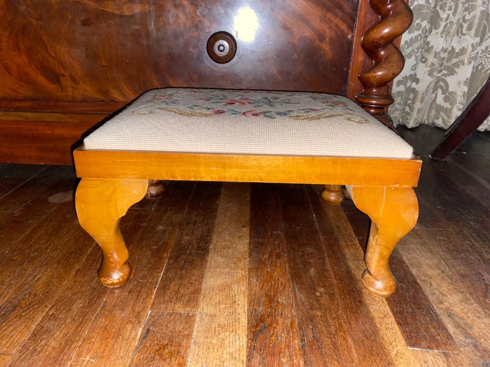 Vintage Floral Needlepoint Tapestry Footstool Antique Rose Tea Roses Ottoman - Image 4 of 4