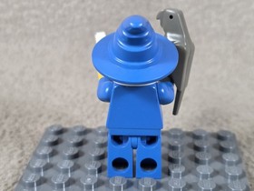 Lego 6020 Castle Dragon Knights Majisto Wizard  Minifigure, Scroll and Parrot