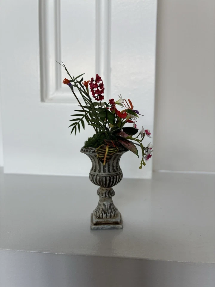 Paula  Gilhooley Flower Arrangement - Image 3 of 4