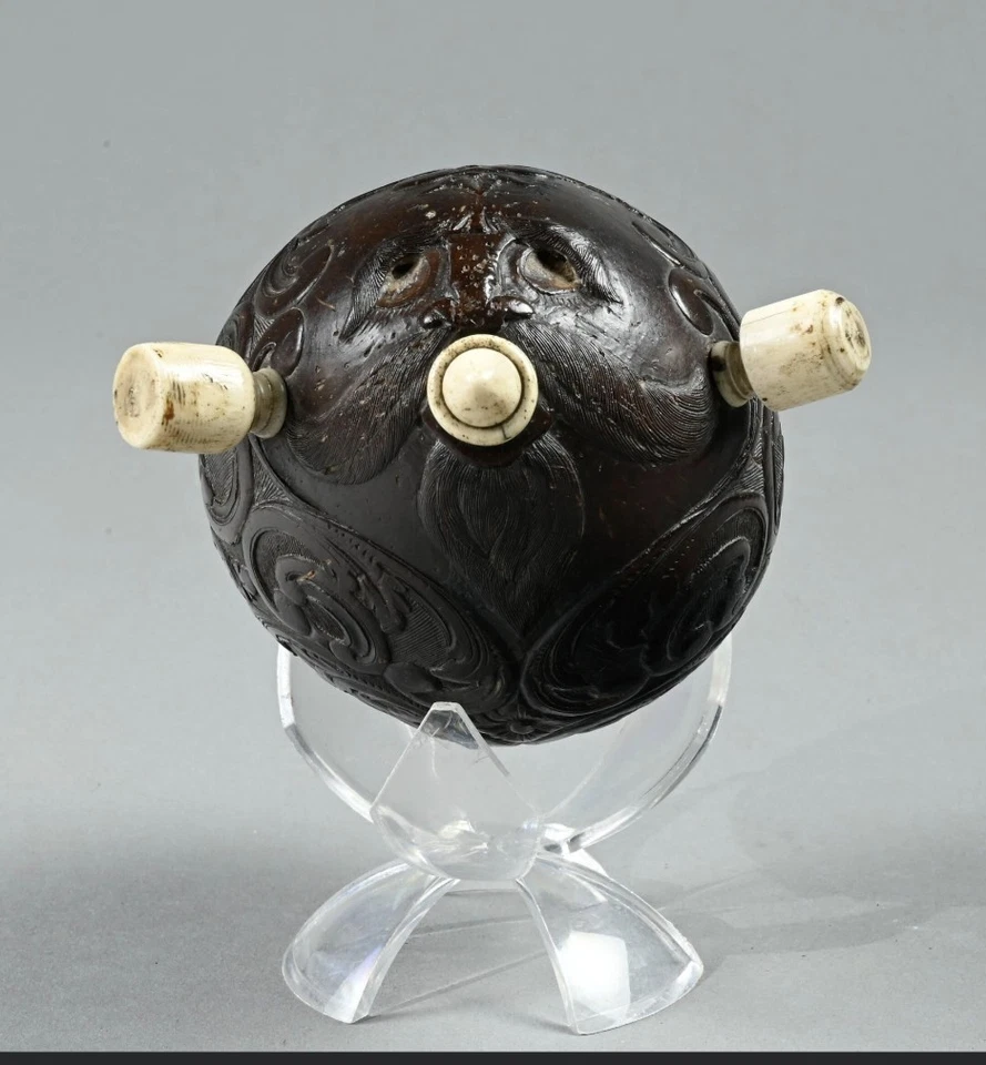 Poire à Poudre Noix de Coco gravée. Travail de Ponton ou de bagnard. 19ème - Photo 2/3