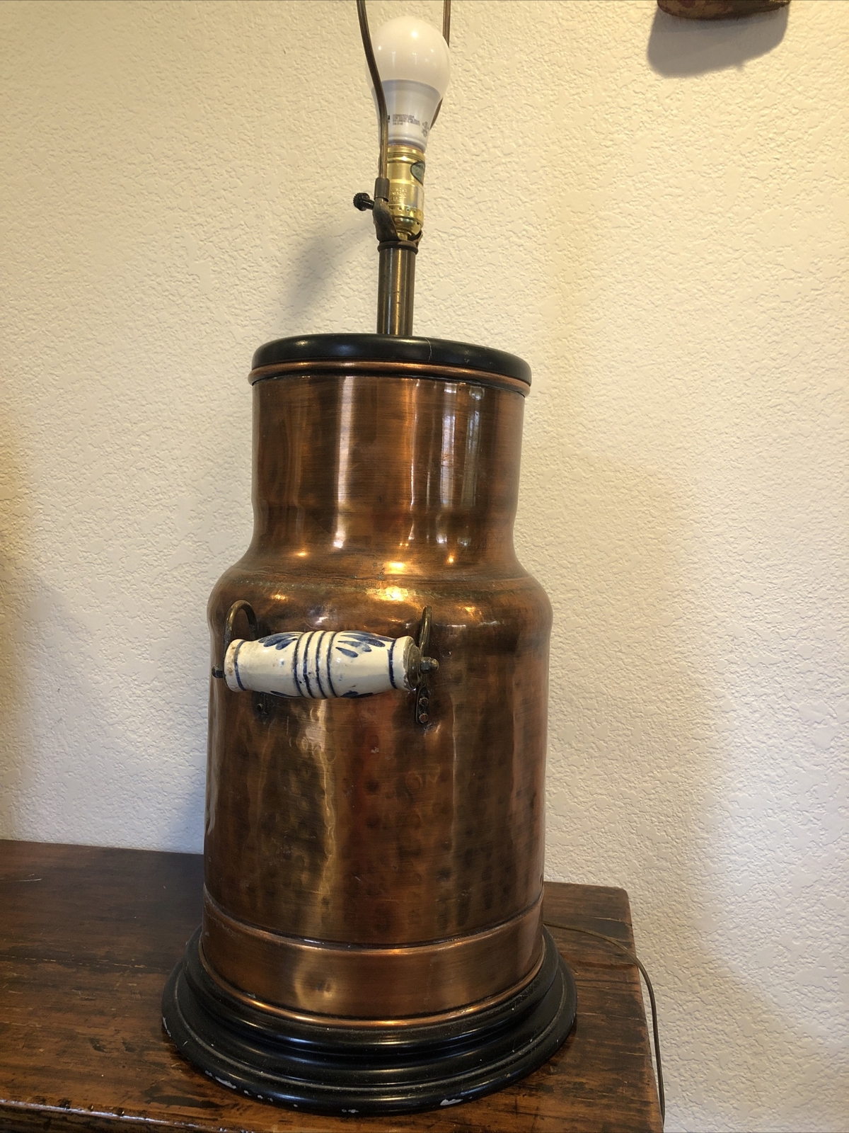 Vintage Hammered Copper Pot Turned Lamp Ceramic Blue And White Handles Super mile widziana nowa praca
