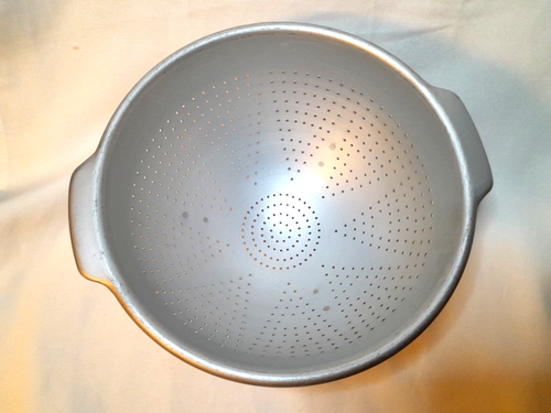 Vintage Wear-Ever #3123 Aluminum Footed Collander/Strainer 9" Diameter ~Handles - Picture 2 of 5