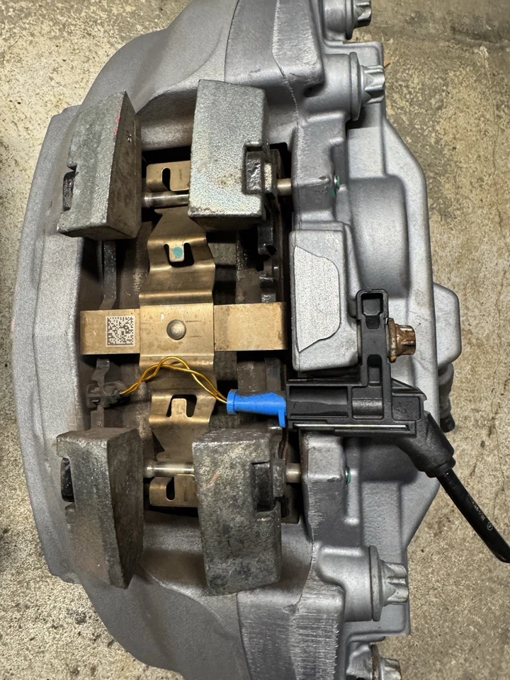 Juego de pinzas de freno delanteras izquierda + derecha Mercedes-Benz GLC300 2016-2022 FABRICANTE DE EQUIPOS ORIGINALES Foto 4 de 4